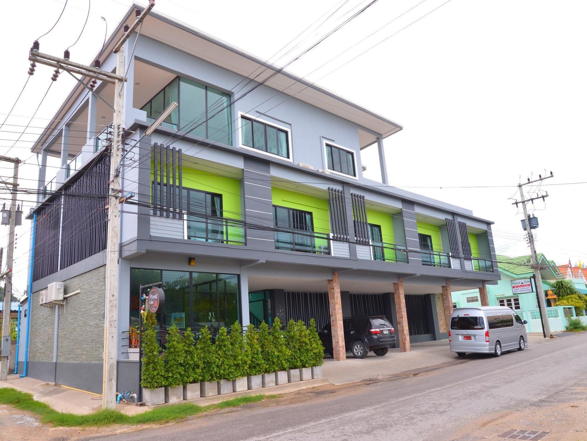 Hostel Moment House *