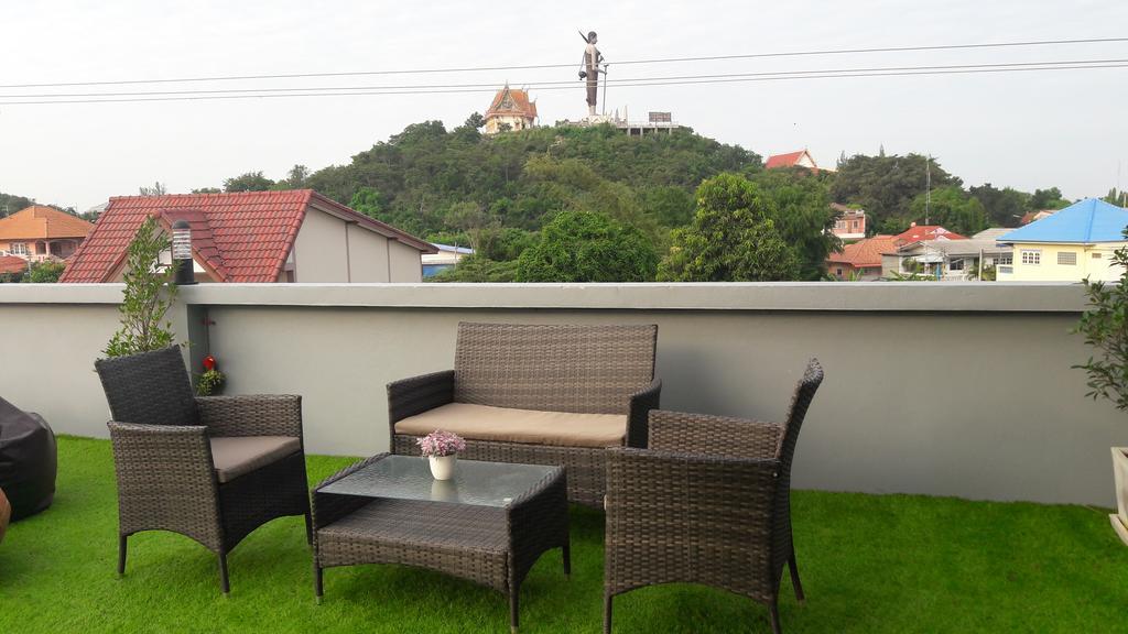 Moment House Hostel *
